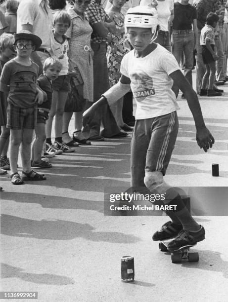 Jeune skateboardeur faisant du slalom sur le Trocadéro, à Paris, France.