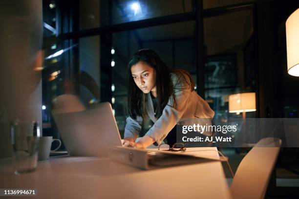 ¡ descargando el último archivo y ya terminé! - fecha tope fotografías e imágenes de stock