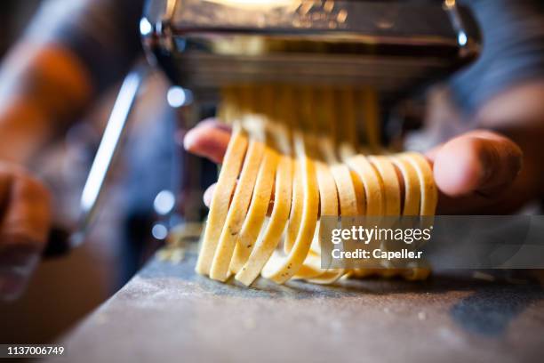 cuisine - fabrication artisanale de pates italienne - craft food fotografías e imágenes de stock