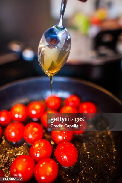 cuisine - tomate cerise au miel - tomate cerise imagens e fotografias de stock