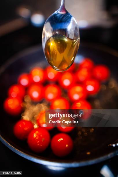 cuisine - tomate cerise au miel - tomate cerise imagens e fotografias de stock