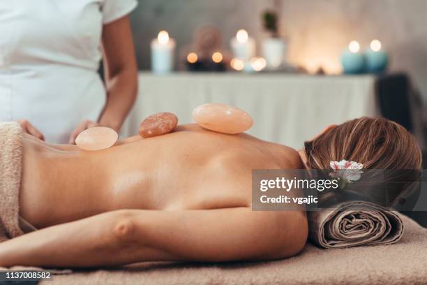 schoonheidsbehandelingen en massages - himalayazout stockfoto's en -beelden