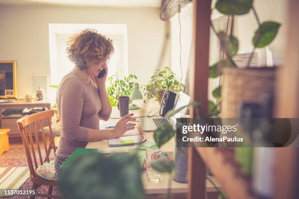 young woman working from home - chill by will 2018 imagens e fotografias de stock