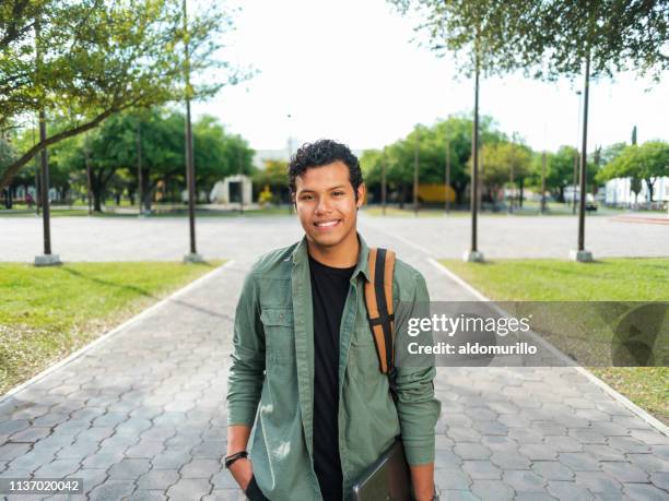 retrato do estudante masculino latin confiável - handsome mexican men - fotografias e filmes do acervo