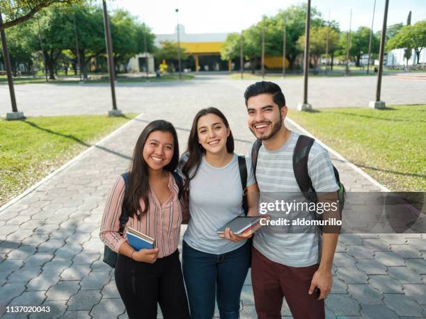 vriendelijke latijnse studenten - group of university students stockfoto's en -beelden