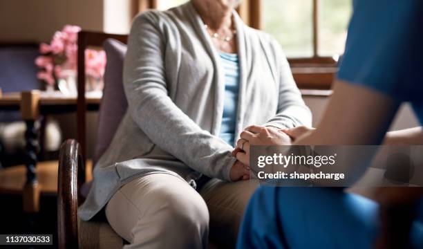 geef iemand de gave van uw tijd - employee welfare stockfoto's en -beelden