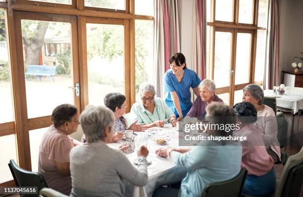 ¿quién dijo que el tiempo de juego era sólo para niños? - residencia de ancianos fotografías e imágenes de stock