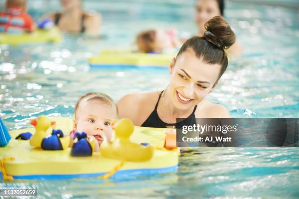 schwimmen ist sicher für babys, solange sie wachsam sind - babyschwimmen stock-fotos und bilder