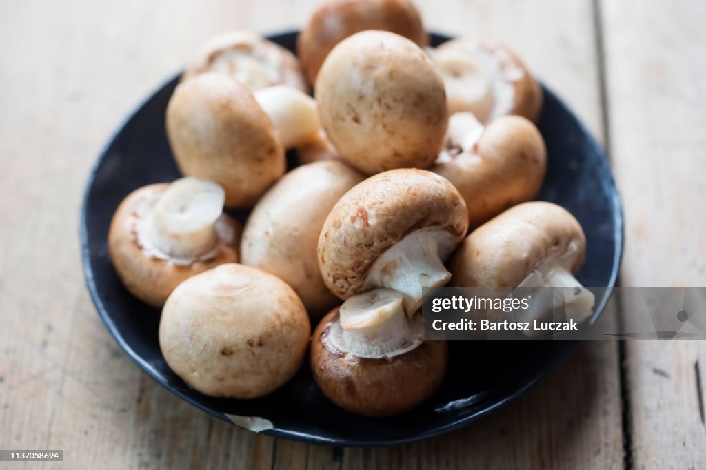 Chestnut mushrooms on plate