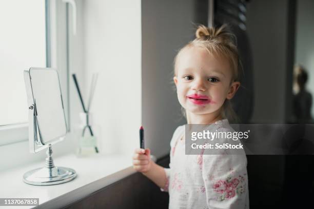 lippenstift-smiles - kinderschminken stock-fotos und bilder