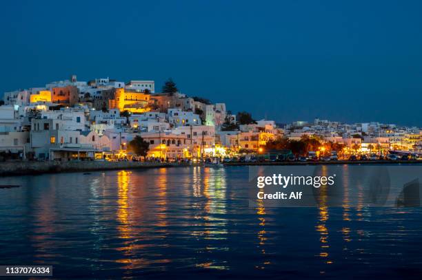 view of chora, naxos, cyclades islands, greece - templo de apolo naxos imagens e fotografias de stock