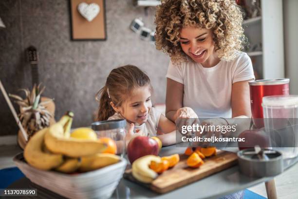 madre e hija haciendo batido - kids fitness fotografías e imágenes de stock