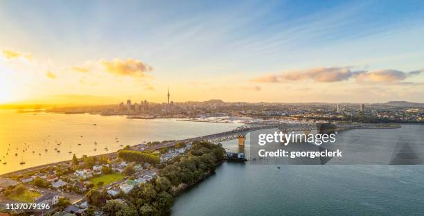 auckland-panorama bei sonnenaufgang - auckland stock-fotos und bilder