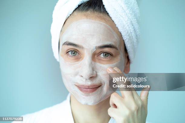 frau mit maske - face masks stock-fotos und bilder