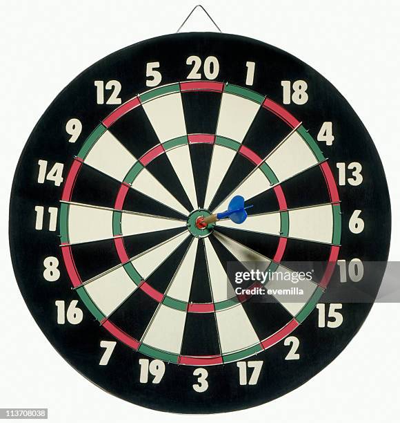 dartboard bull's eye - darttavla bildbanksfoton och bilder