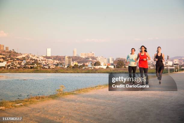 jeunes femmes sport - ville de queretaro photos et images de collection