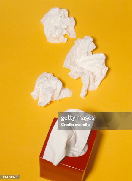 allergikerfreundliche, grippe erkältung - papiertaschentuch stock-fotos und bilder