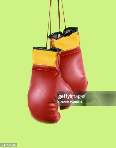 guantes de boxeo abertura sobre verde - guante de boxeo fotografías e imágenes de stock