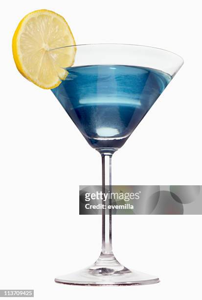 blue martini-schnitt auf weiß - blue martini glasses stock-fotos und bilder