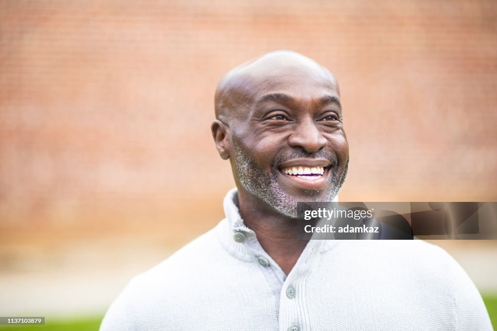 Retrato de un hombre negro Senior maduro