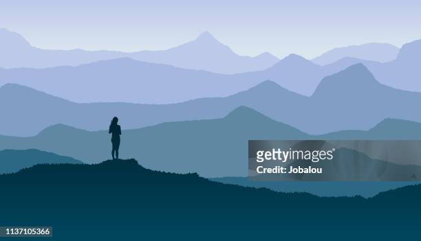 blauer horizont mit mädchen, die die natur und die freiheit genießen - landschaftspanorama stock-grafiken, -clipart, -cartoons und -symbole