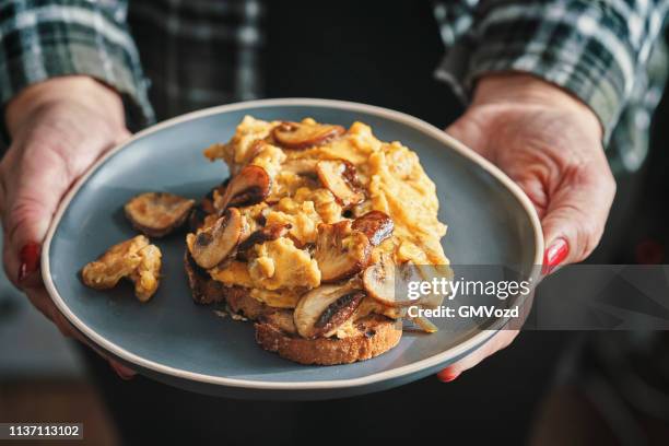 ei-omelet mit pilzen mit braakischem brot - frittata stock-fotos und bilder