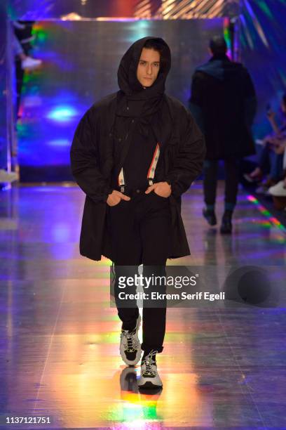 Model walks the runway at the Brand Who show during Mercedes-Benz Istanbul Fashion Week at the Zorlu Performance Hall on March 20, 2019 in Istanbul,...