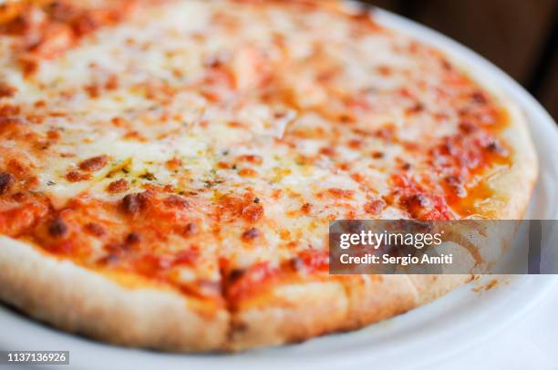 margherita pizza - cheese pizza stock-fotos und bilder