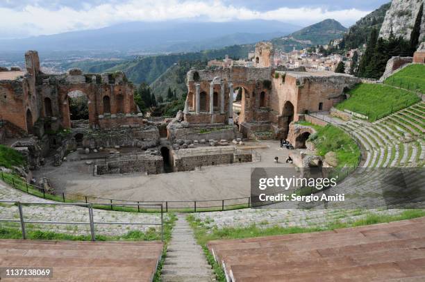 teatro greco taormina - teatro greco taormina bildbanksfoton och bilder