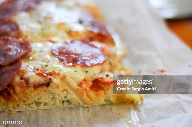 homemade spicy sausage pizza - backblech stock-fotos und bilder