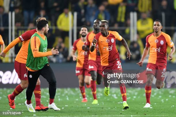 Galatasaray's Nigerian forward Henry Onyekuru celebrates with his team mates after scoring a goal during the Turkish Super league football match...