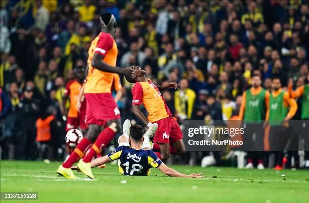 Tolgay Arslan of Fenerbache foulinf Henry Onyekuru of Galatasaray during the Turkish Super Lig match between Fenerbache and Galatasaray at the ükrü...