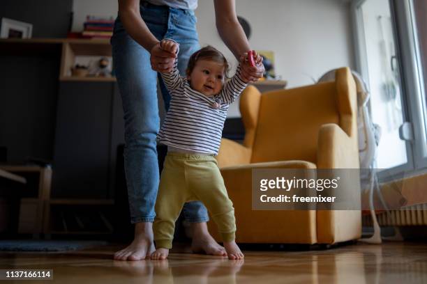 första stegen baby - baby first steps bildbanksfoton och bilder