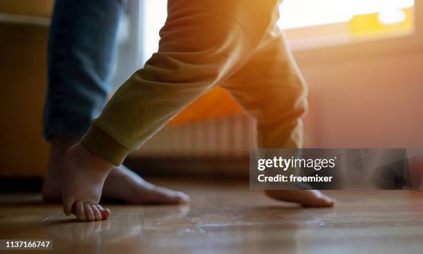 primeros pasos bebé - un escalón fotografías e imágenes de stock