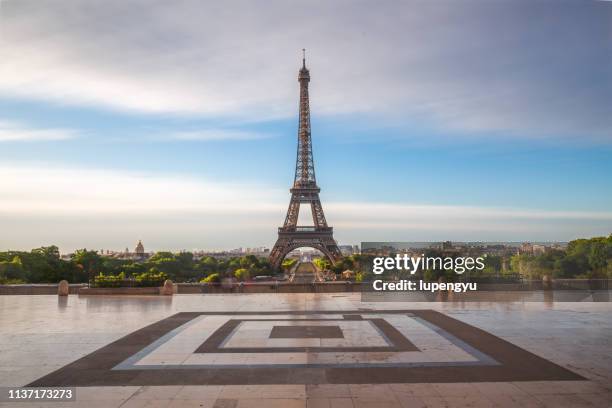 low angle view of eiffel tower at sunrise on trocadero - monument paris stock-fotos und bilder