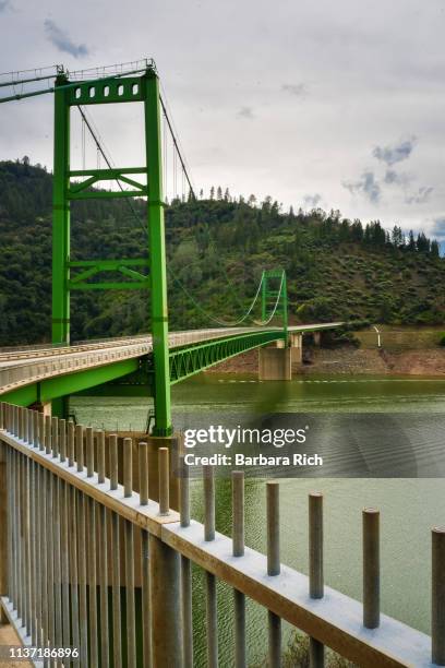 the green bridge on hwy 162 over lake oroville on an overcast day - oroville california stock-fotos und bilder