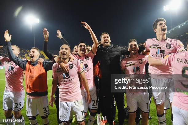 Citta di Palermo players celebrate the victory after the Serie B match between Benevento and Carpi FC at Stadio Ciro Vigorito on April 14, 2019 in...