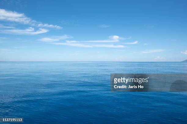 sea with cloud - ambientazione tranquilla foto e immagini stock