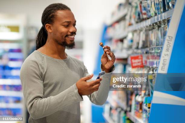 het kiezen van razer in de apotheek - scheermes stockfoto's en -beelden