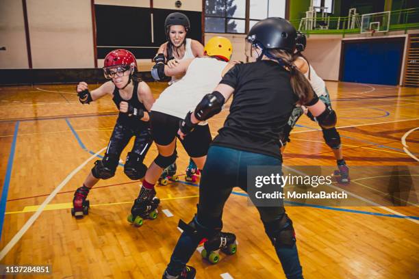 rollerderby-girls - roller derby stock-fotos und bilder