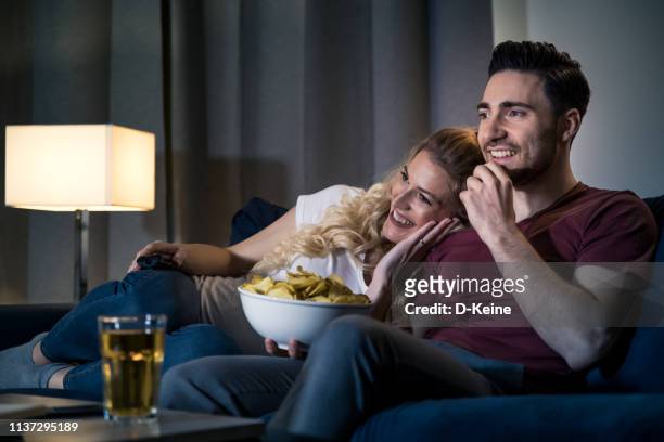 pareja viendo películas en casa - home movie fotografías e imágenes de stock