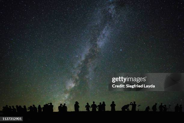 people watching the stars and milky way. - astronomia foto e immagini stock