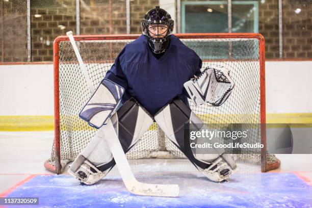 portiere di hockey su ghiaccio - portiere giocatore di hockey su ghiaccio foto e immagini stock