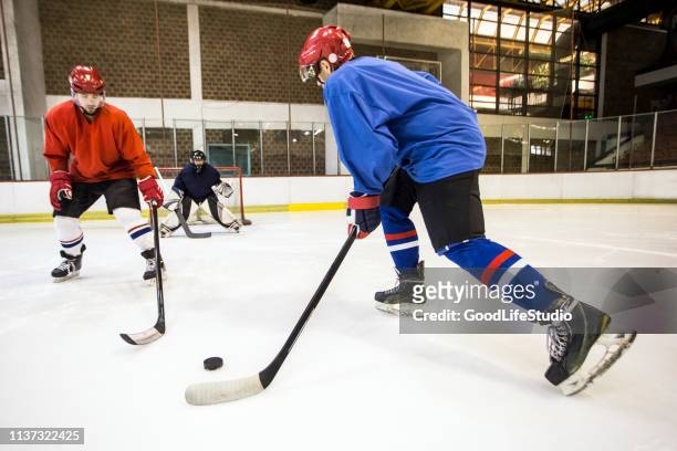 ice hockey - ice hockey player stock pictures, royalty-free photos & images