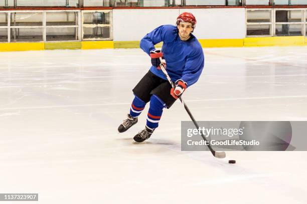 jugador de hockey sobre hielo - mens ice hockey fotografías e imágenes de stock
