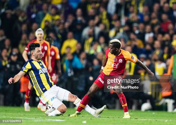 Tolgay Arslan of Fenerbache and Henry Onyekuru of Galatasaray during the Turkish Super Lig match between Fenerbache and Galatasaray at the ükrü...