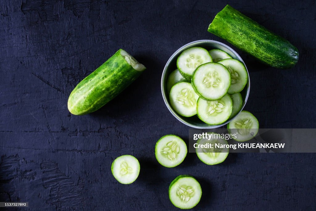 Verse komkommer voor gezondheid op zwarte grond