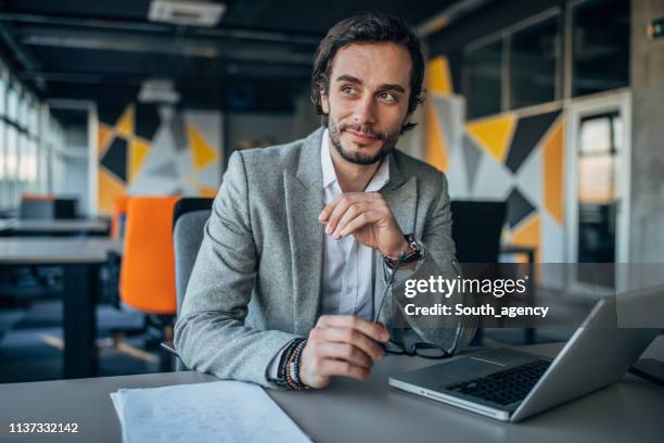 charmante zakenman zit in het kantoor - charming stockfoto's en -beelden