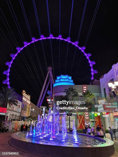 the high roller ferris wheel at the linq hotel and casino at night-las vegas, nevada, usa - high roller ferris wheel stock-fotos und bilder