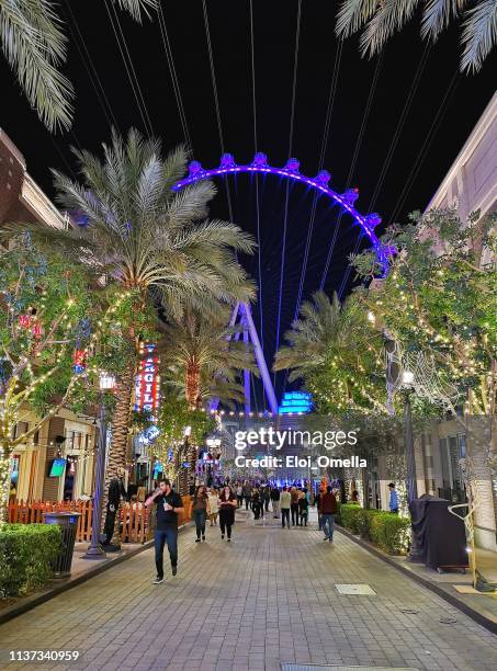 the high roller ferris wheel at the linq hotel and casino at night-las vegas, nevada, usa - high roller ferris wheel stock-fotos und bilder